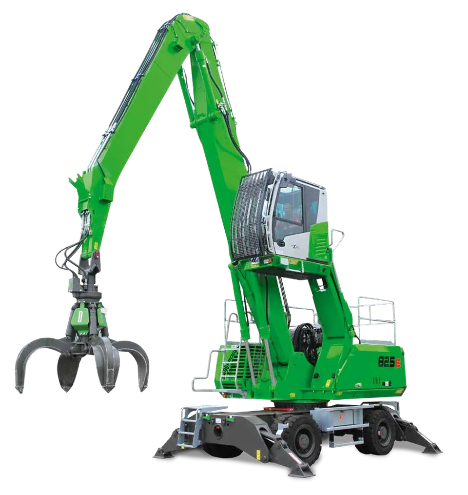 Grön Sennebogen 825 E materialhanterare med upphöjd hytt och grip